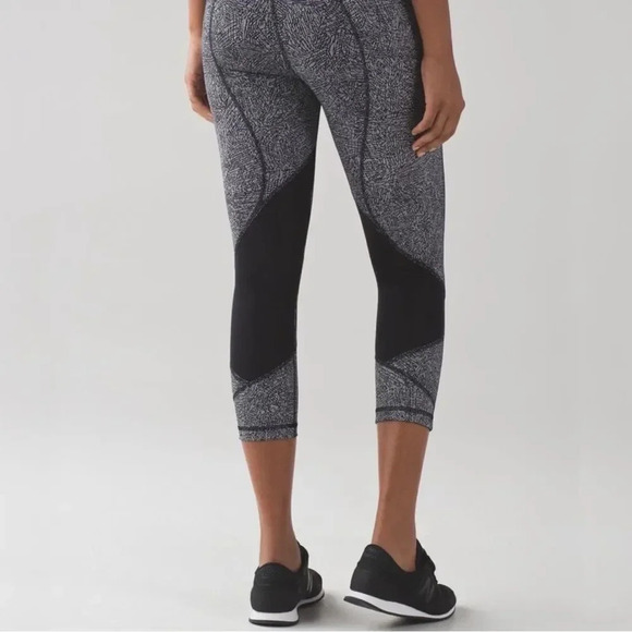 Lululemon Pace Rival Crop Line Up in White Black / Black - Picture 3 of 16
